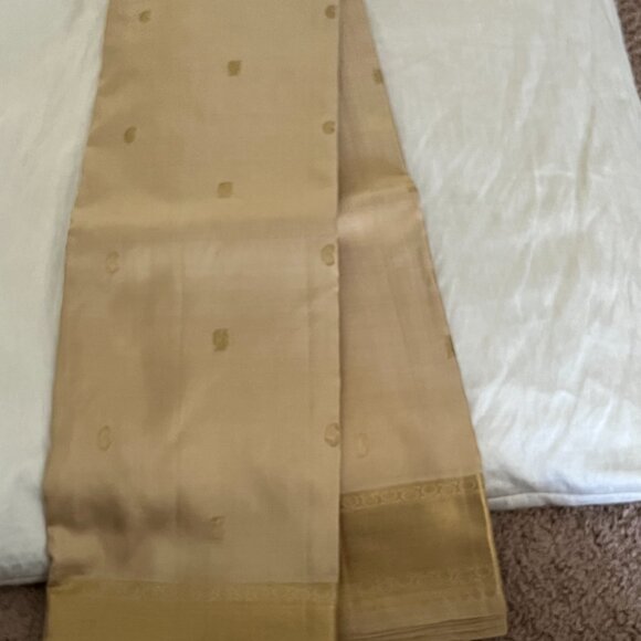 Kanchipuram Pure Silk Saree Beige, golden Zari Border & Rich Pallu | Blouse Inc - Picture 3 of 13